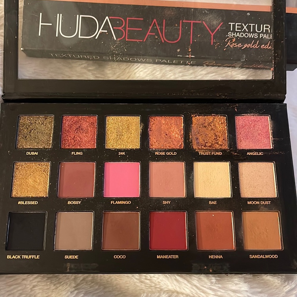 HudaBeauty eyeshadow palette Rose Gold Edition